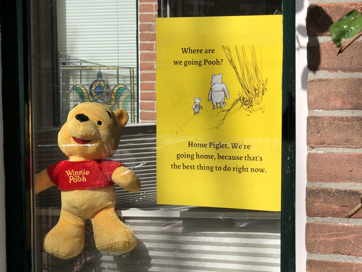 De hele dag maar een beetje uit het raam staren... 
Beregezellig is-ie nog niet, onze nieuwe thuiswerkcollega! 😉

#berenjacht #Nijmegen #moveonrecruitment #poohweetraad #staysafe #thuiswerken