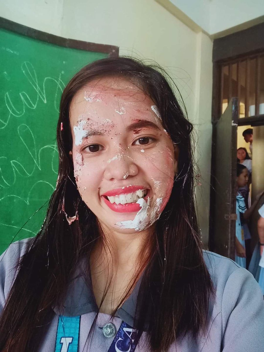 SShembeler's tweet photo. tas ay teacher's day para tayong nag christmas party non😂 quote naten "wala mang handa, masaya parin" pero may handa talaga tayo non puro cake nga lang😂 kaya mga pahidan ee bali itsura natin don baling baho pati nung amoy nung icing, ala pic na may icing lahat pati matino ++ https://t.co/9nHK1EreRg