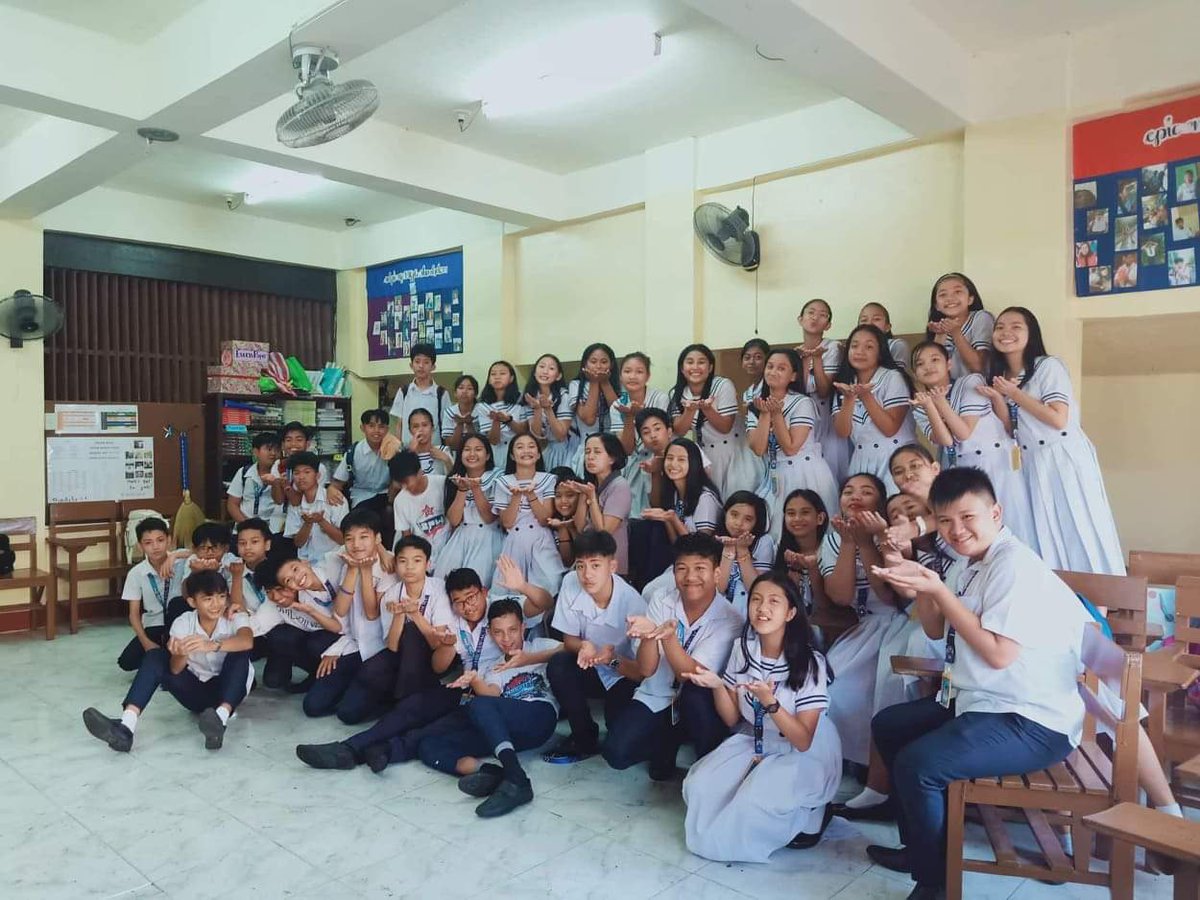 SShembeler's tweet photo. tas ay teacher's day para tayong nag christmas party non😂 quote naten "wala mang handa, masaya parin" pero may handa talaga tayo non puro cake nga lang😂 kaya mga pahidan ee bali itsura natin don baling baho pati nung amoy nung icing, ala pic na may icing lahat pati matino ++ https://t.co/9nHK1EreRg
