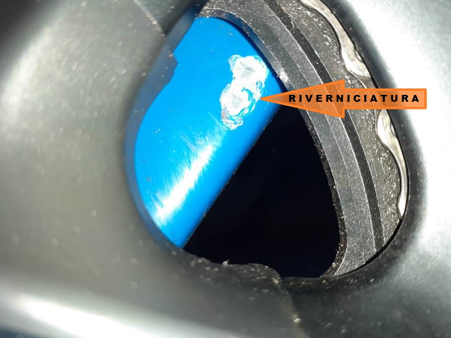 #riverniciatura #telai in #carbonio con #colori e #scritte #personalizzate per il cliente. E' uno dei servizi forniti da:
riparazioni.sartoantonio.it