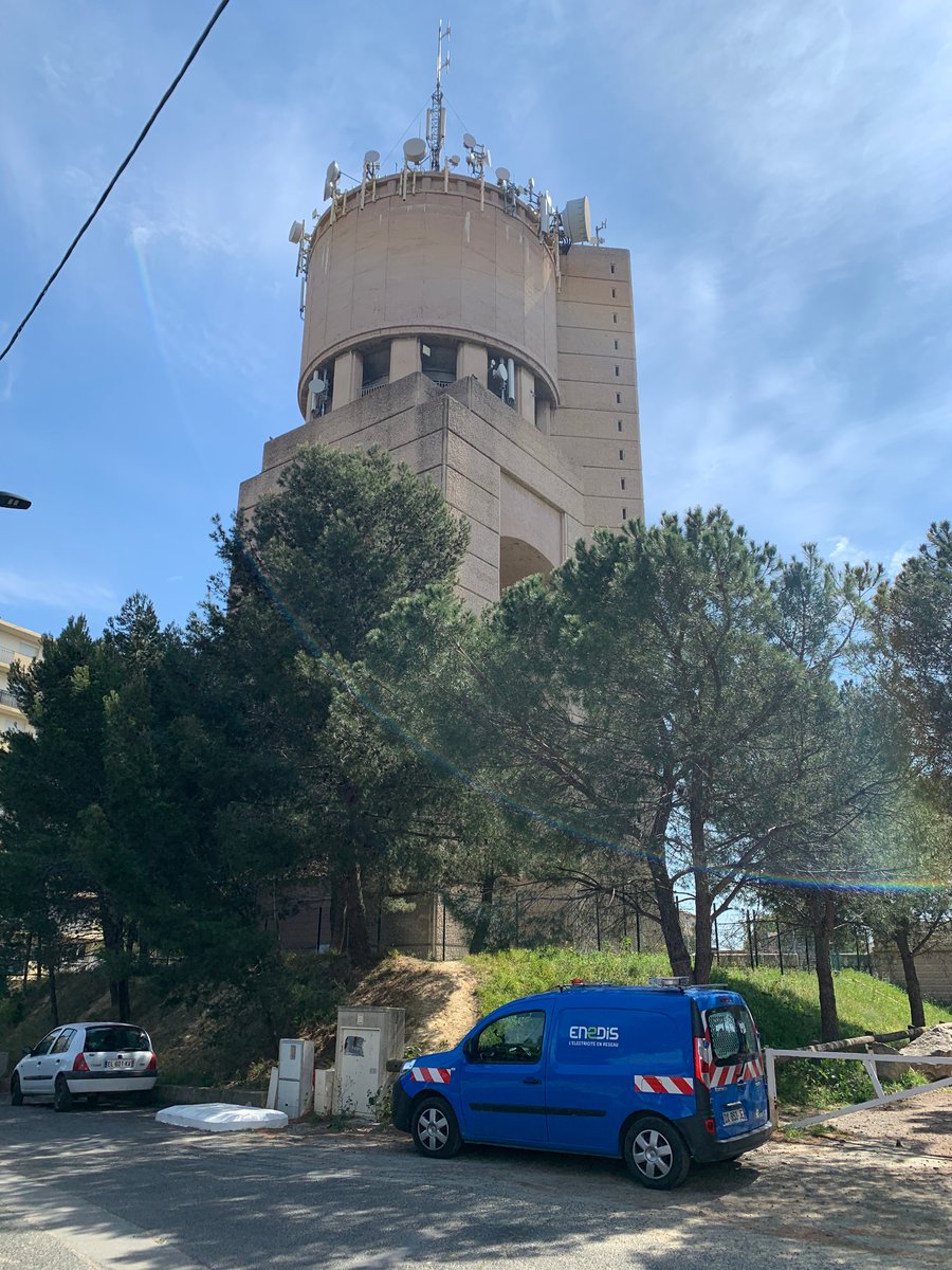 enedisOccitanie's tweet photo. Des #interventionsessentielles durant le confinement : Yann 🧑🔧 est intervenu aujourd'hui au château d'eau du Rouat. Sa mission ? Procéder à une séparation de réseau pour permettre une intervention urgente sur l'installation électrique intérieure du bâtiment. #servicepublic https://t.co/0MME2oDVfw