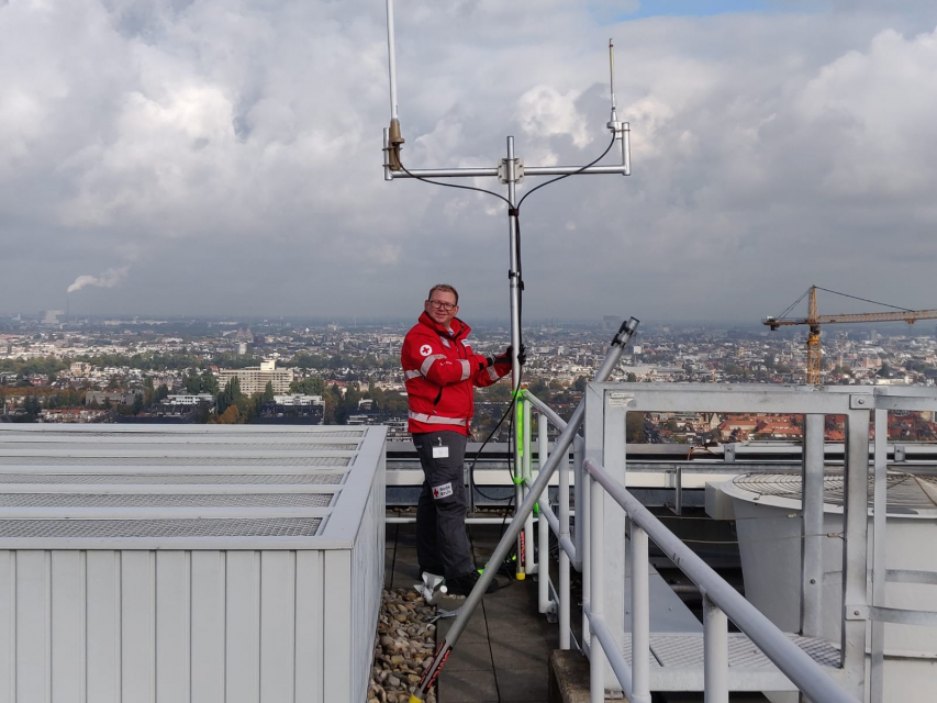 RodeKruis's tweet photo. Naast onze directe hulpverlening gebeurt er ook heel veel achter de schermen om te zorgen dat alles zo goed en efficiënt mogelijk loopt. Dit is een taak van de Verbindingsdienst. Lees meer op onze liveblog. 👉 https://t.co/rhqfaWlPJZ 

#coronavirusnederland https://t.co/eyjSeu0r9z