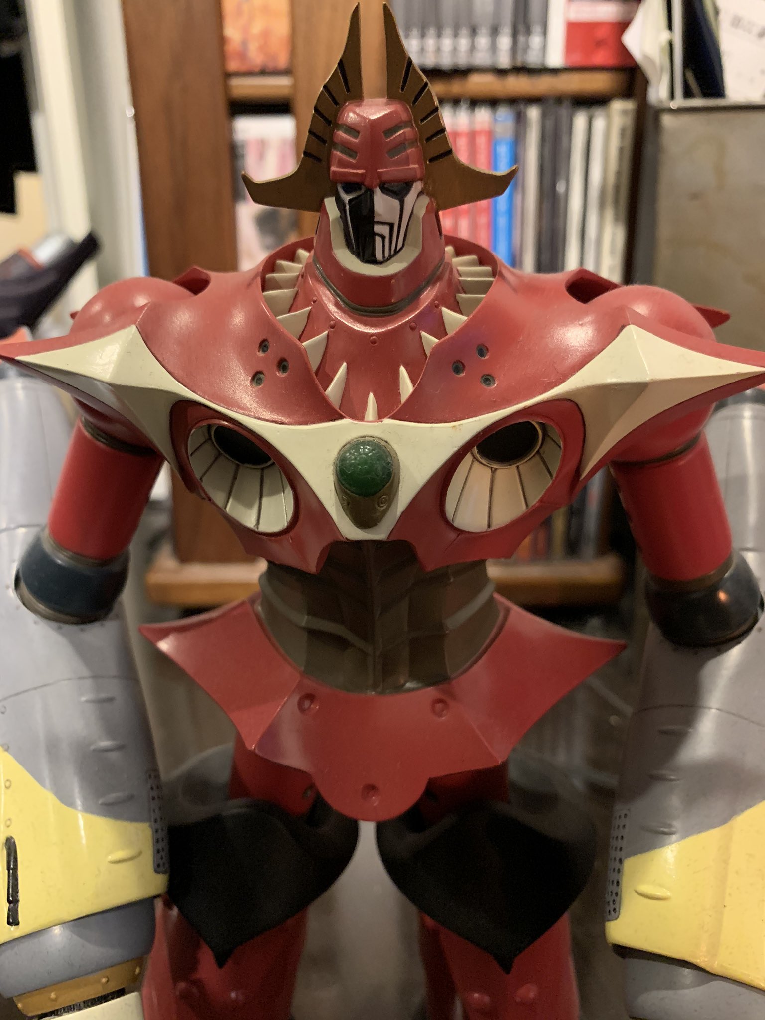 774yumenokatamariノナカノヒト ビッグデュオ ニセウルトラ的に登場するメカで シュバルツバルトという世界の探究者を名乗る包帯ぐるぐる巻きの怪人が操るこの世界で唯一飛ぶことのできる敵 うーん 詰め込みすぎ 後のキリエロイドの