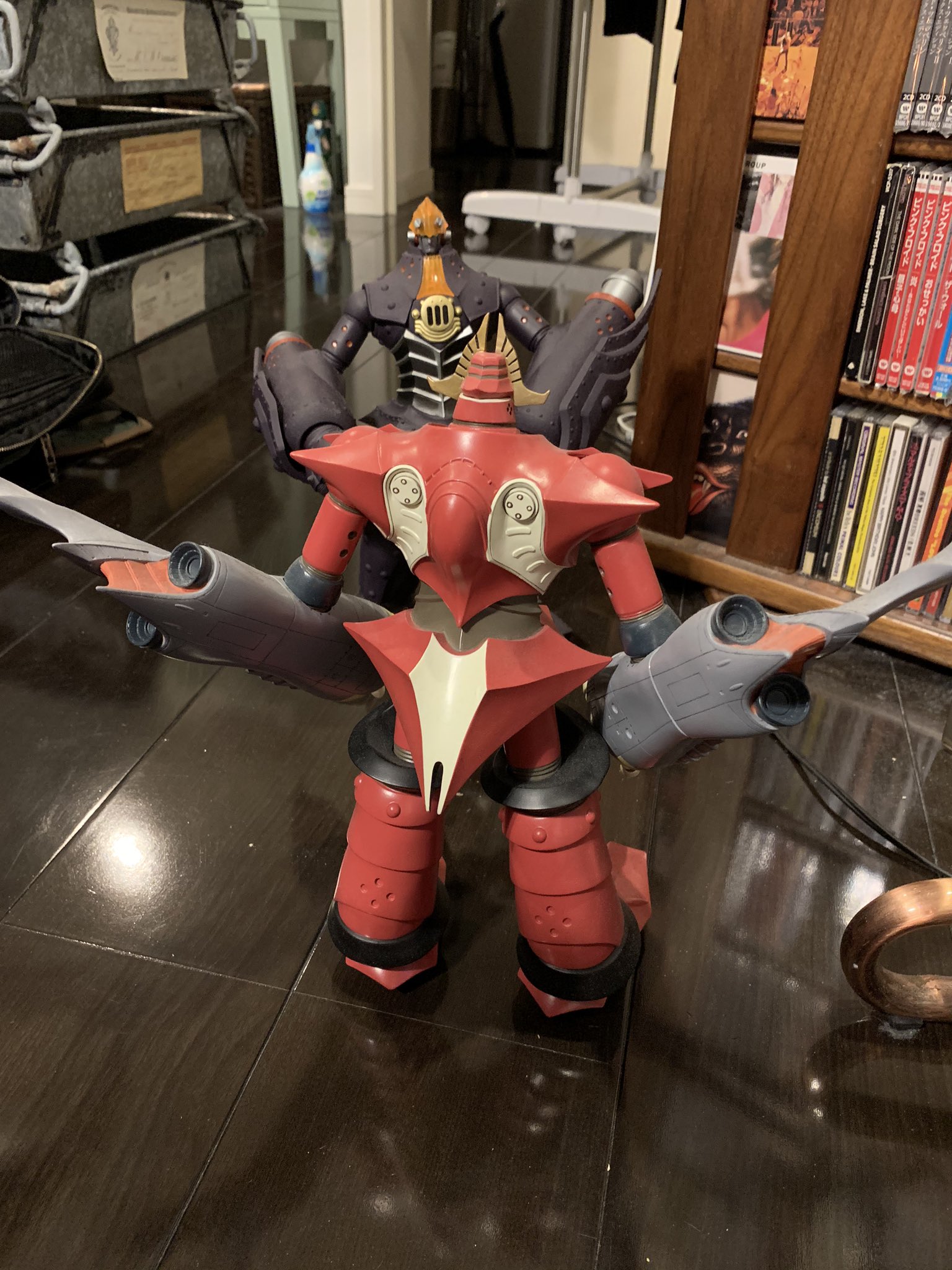 774yumenokatamariノナカノヒト Ar Twitter ビッグデュオ ニセウルトラ的に登場するメカで シュバルツバルトという世界の探究者を名乗る包帯ぐるぐる巻きの怪人が操るこの世界で唯一飛ぶことのできる敵 うーん 詰め込みすぎ 後のキリエロイドの預言者っぽい気が