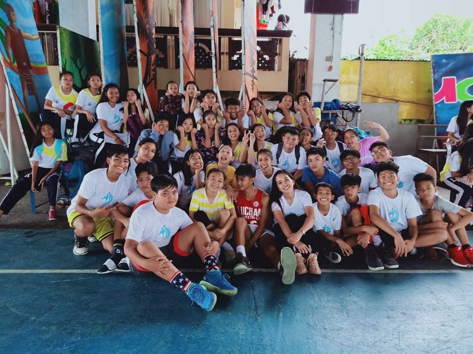 SShembeler's tweet photo. tas vball nun si yana, juju, reine, vinz, ace at terrence mga assistant ni sir Herald, tas may pakain daya di kami kasama😂 tas vball ay todo support ee mga paos tas mga nag sayaw pa ng tala tas higitan ng mga crush at papa-picture!! https://t.co/3cm6zQe6ui