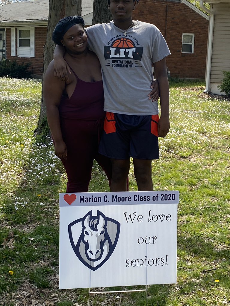 TraciMorrisHunt's tweet photo. Let me tell you about my awesome school and staff! 50+ @mooremustangs staff made up of middle/high, cert/classified  came out today to deliver signs (w/ social distancing) to @MooreCO20! @JCPSKY @JCPSHighEA @GovAndyBeshear #KNOWMOORE #PeopleFirst #WeLoveOurSeniors❤️#TeamKY https://t.co/Psb6s1ieye