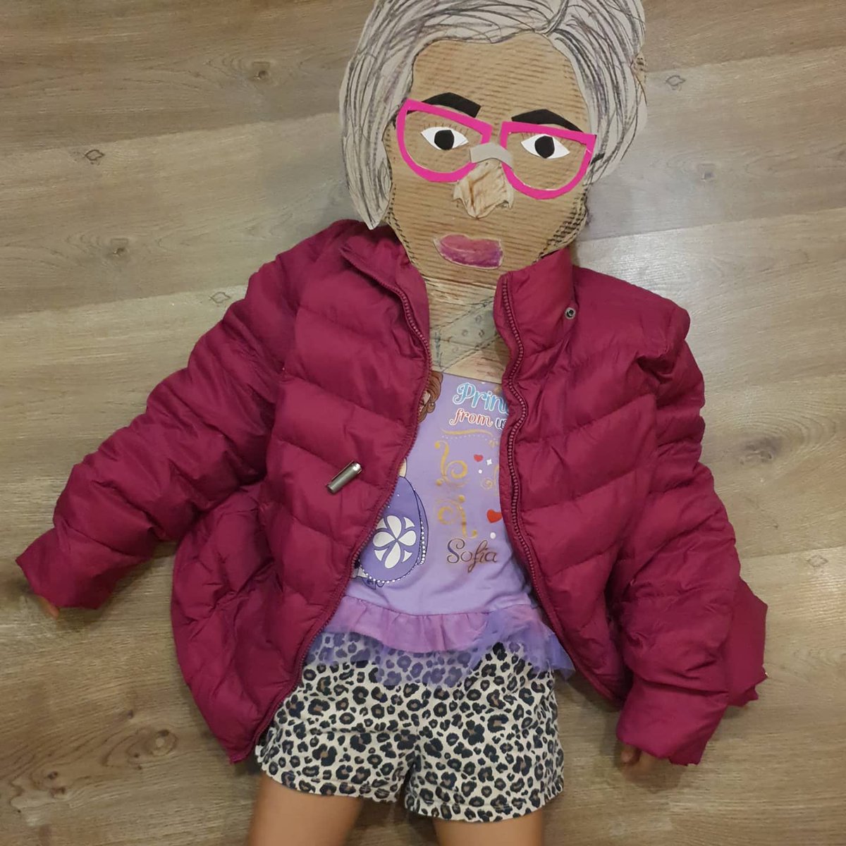 EmmaVHamilton1's tweet photo. #rosaparks is this student's #significantperson which they have to research and create a presentation about. I love this #sculpture and especially love the photo layout, such a clever idea. #unishanoi #pypart #artteachers #distancelearning https://t.co/PoxJaYiDns