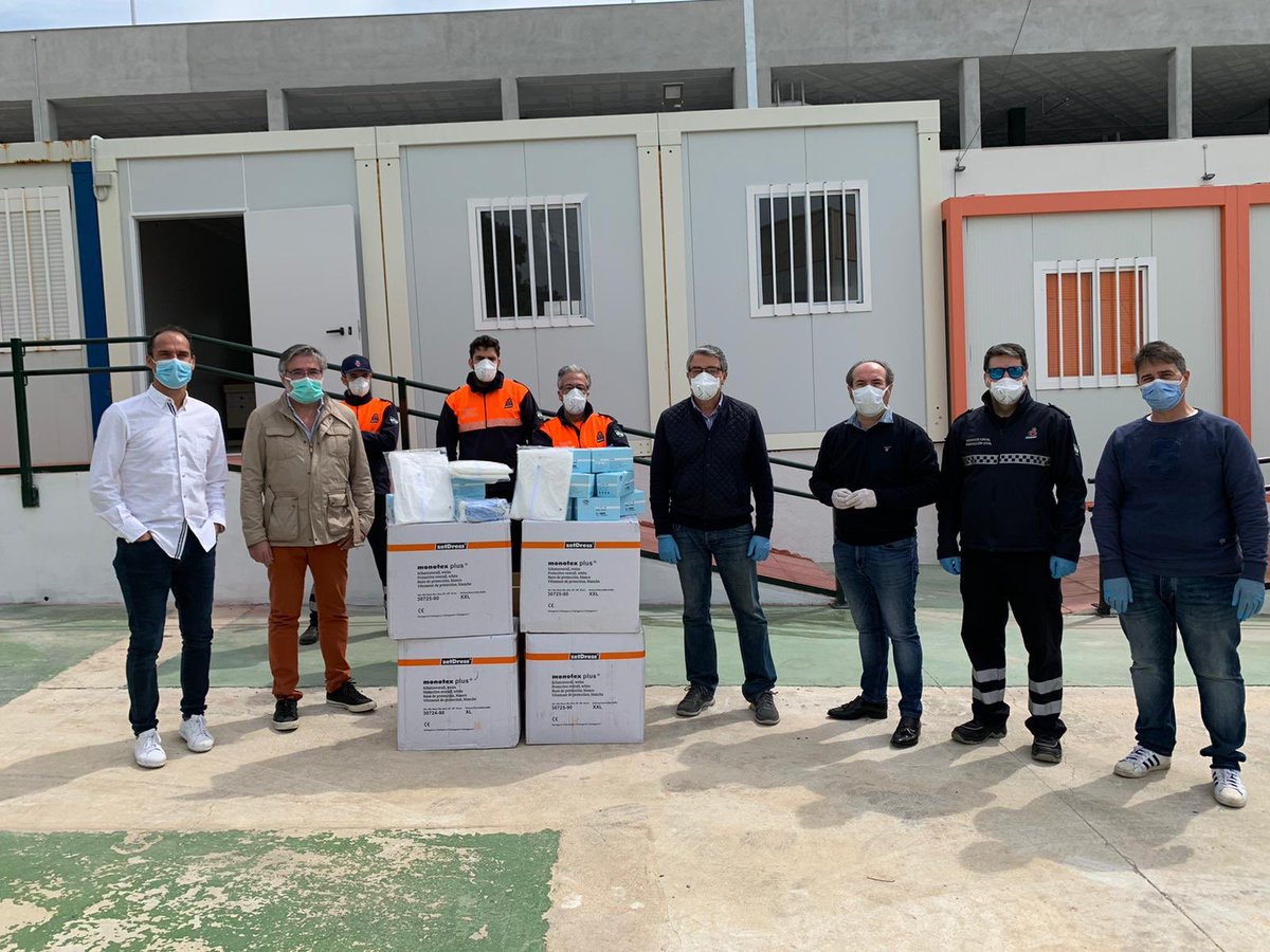 aytorincon's tweet photo. El Ayuntamiento de Rincón de la Victoria se une al Centro de Salud y a la Fundación César Ramírez Bisturí Solidario para entregar material de protección a las residencias del municipio.
➡️ https://t.co/zP6MlBLenj https://t.co/MnJnbDsfoB