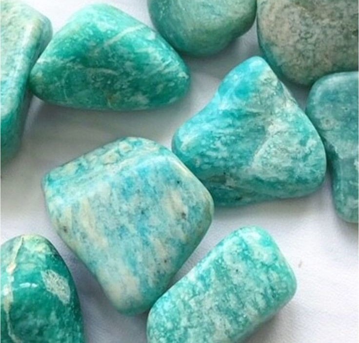 ᴀᴍᴀᴢᴏɴɪᴛᴇAmazonite calms the brain and nervous system and aids in maintaining optimum health. It helps you to see both sides of a problem or different points of view. It soothes emotional trauma, alleviating worry and fear.