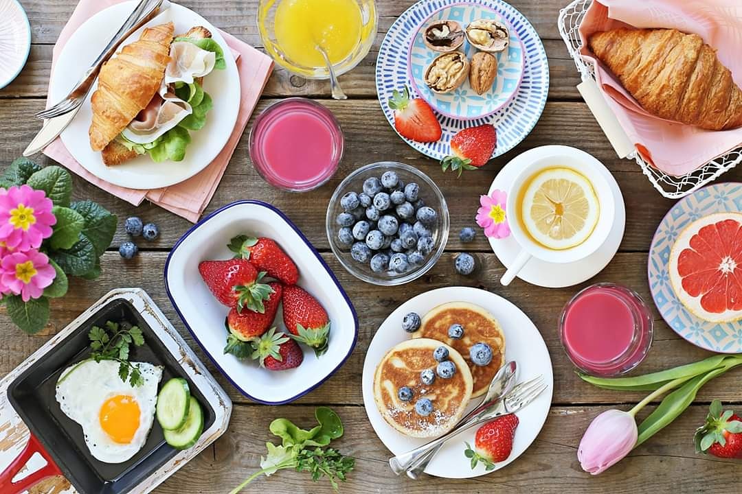 We gaan het deze #Pasen echt missen om onze gasten te verwennen! Daarom geven wij een Paasbrunch voor 2 personen weg! Wie gun jij in deze crisis tijd een overheerlijke #Paasbrunch at home? Tag deze persoon en maak kans op een mand vol paaslekkernijen!