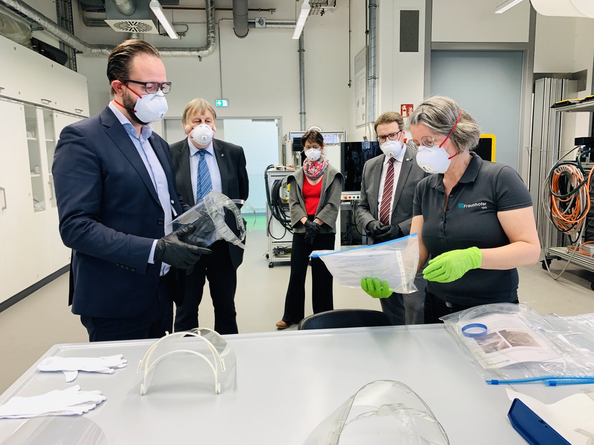 FraunhoferIWS's tweet photo. Besuch von @SMWK_SN Minister #Gemkow gestern am @FraunhoferIWS gemeinsam mit Dresden-concept-Geschäftsführer Prof. Rödel zu schneller #Coronahilfe der Partner im Forschungsverbund @DRESDEN_concept. Weitere Informationen hier: https://t.co/bhf2y5hgB3 #coronaSN #covid_19 #Dresden https://t.co/pyJAAstuCK