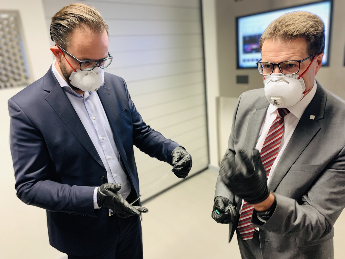 FraunhoferIWS's tweet photo. Besuch von @SMWK_SN Minister #Gemkow gestern am @FraunhoferIWS gemeinsam mit Dresden-concept-Geschäftsführer Prof. Rödel zu schneller #Coronahilfe der Partner im Forschungsverbund @DRESDEN_concept. Weitere Informationen hier: https://t.co/bhf2y5hgB3 #coronaSN #covid_19 #Dresden https://t.co/pyJAAstuCK
