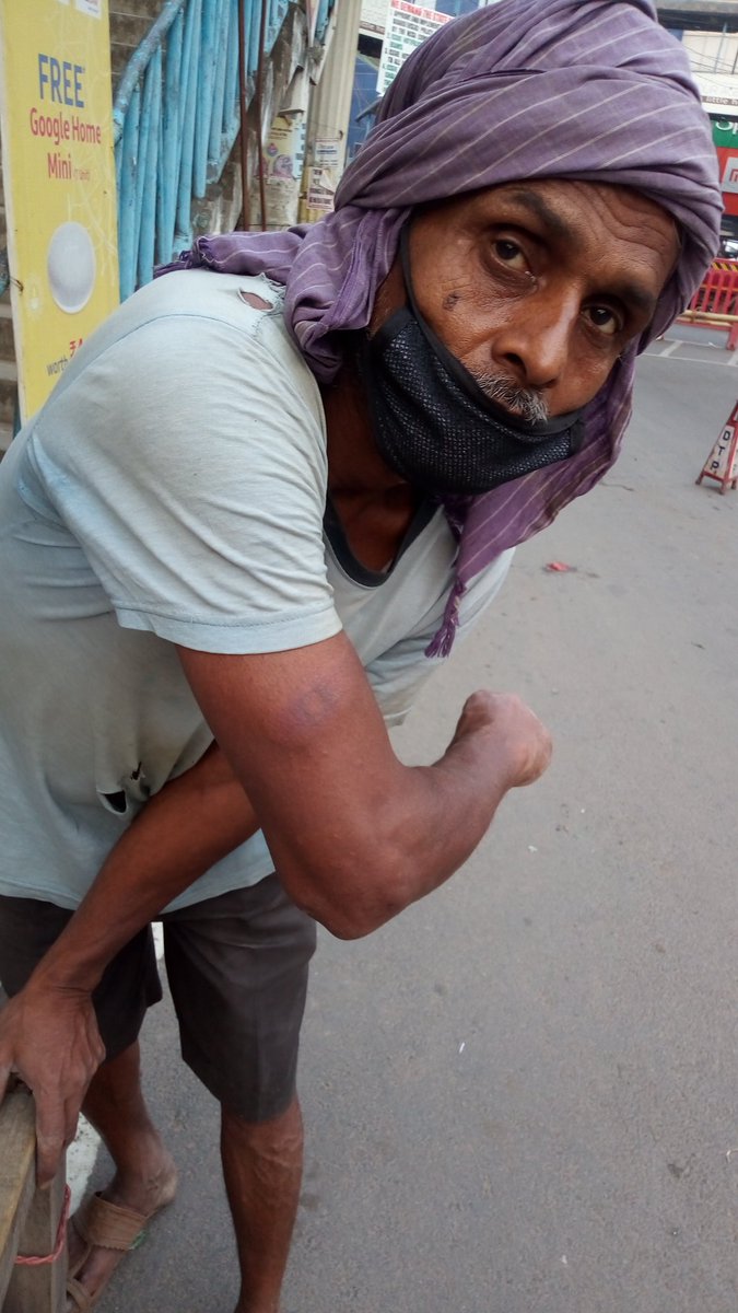 solomonshaikh's tweet photo. Pointing at a volunteer, the hand cart puller said, "He beat me for no reason. I was not beaten by police. #NagaBazaar #MPRoad
"We are not buying from DMC but from wholesalers & they are selling at MRP to us, so what will we sell", a retailer said. Many
didnt opened their shops https://t.co/SrYOTyb79P