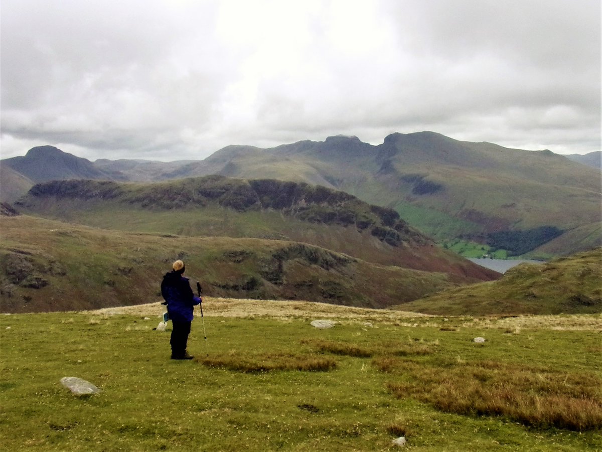 StanLeigh18's tweet photo. My #Lakeland tour of #Wainwrights continues - lowest summits to the highest 
#Seatallan #WesternFells-121st on the list - 2266ft  in the Pictorial Guide
#GreendaleTarn nearby 
- Heading for #Seatallan from #Middle Fell
- summit views - towards #Sellafield &amp; #Scafells https://t.co/IjROV33807