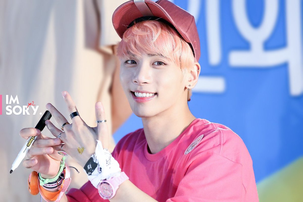 looking at your warms smiles makes me happy  #4월의_종현이는_언제나_빛이나 #happyjonghyunday