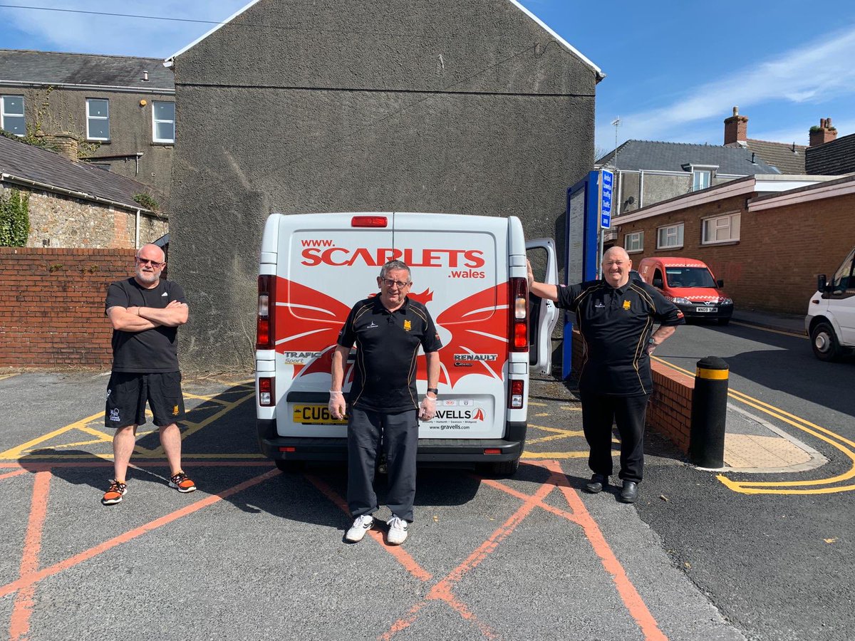 CymunedScarlets's tweet photo. The dream team from @rfc_kidwelly have received their delivery list and are ready to distribute 📦🚚

Dyma’r tîm fuodd yn casglu pecynnau bore ma o Kidwelly! 

#YnyGymuned #ScarletsCommunity https://t.co/SBkKN2Ai72
