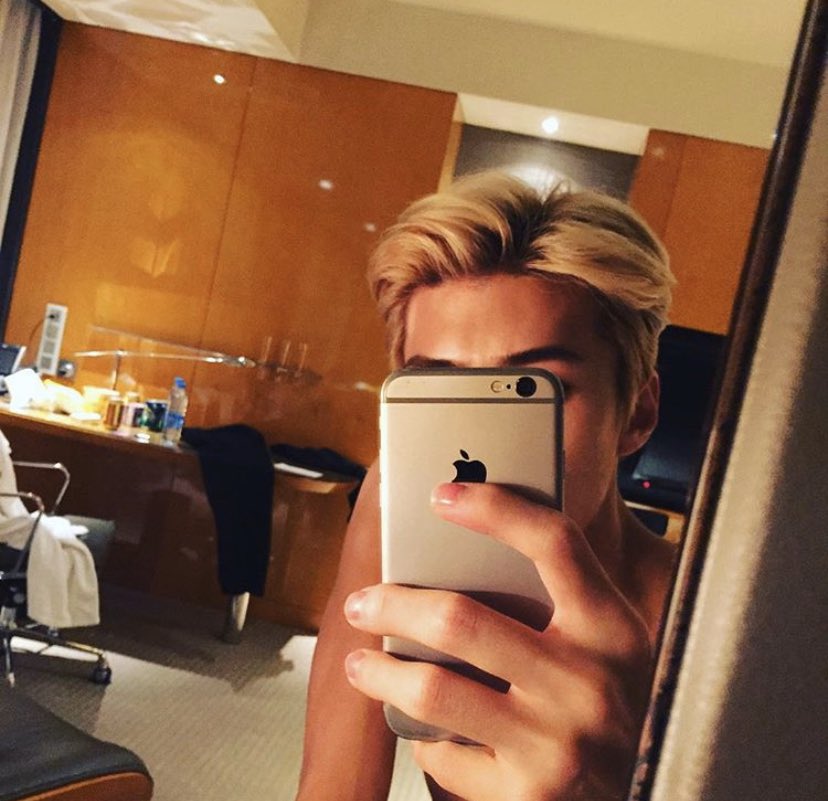 Sehun iphone 6 mirror selfie  his hair tho
