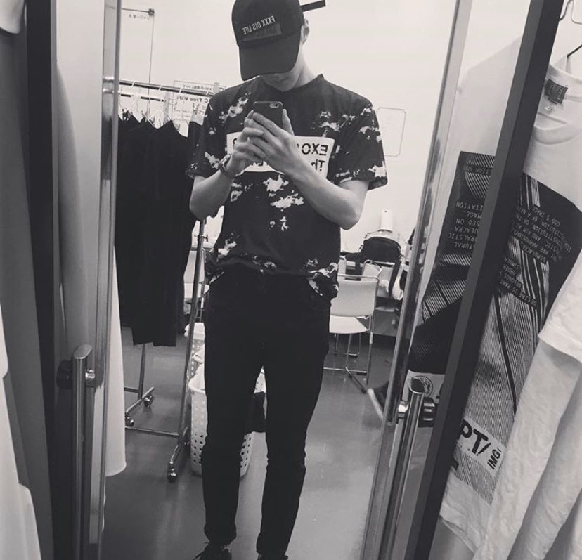 Sehun iphone 6 mirror selfie  his hair tho