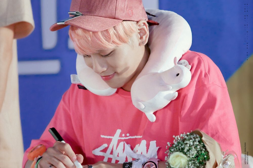 his precious smile makes your heart warmer right?  #4월의_종현이는_언제나_빛이나 #happyjonghyunday