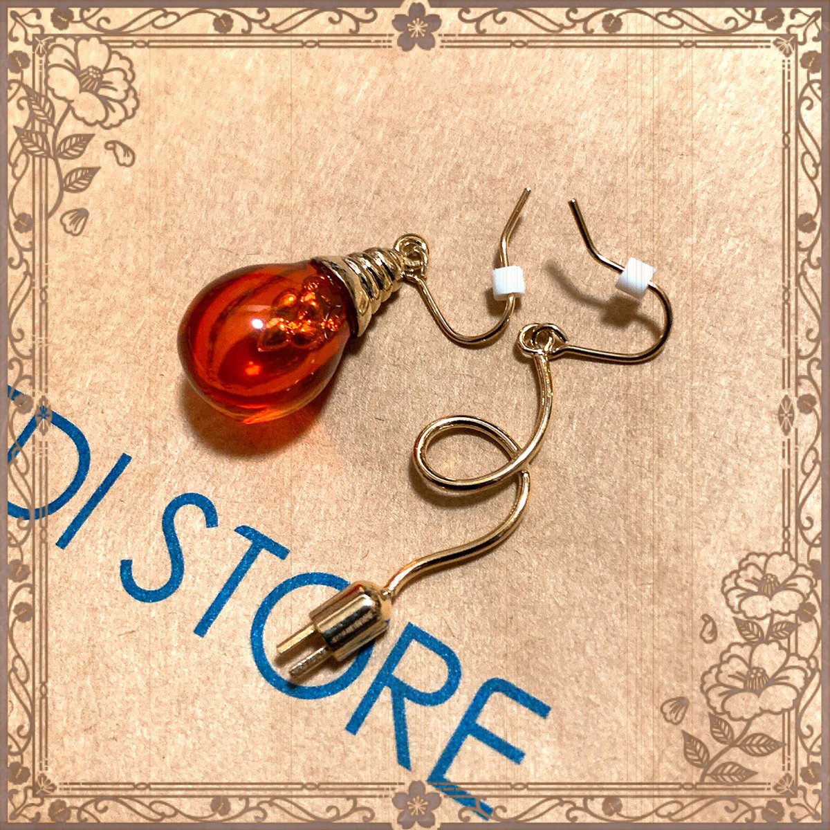 逢樹ひろ Ar Twitter 七番様の電球 1巻とか12巻予告とかアニメの最初とかに出てきた みたいな色だな と思って電球ピアス買ったー 電球 のオレンジよりはちょっと濃い赤 花子くんのイメージ だと赤とかなぜかピンクなんだけどね ピンク多い気がする