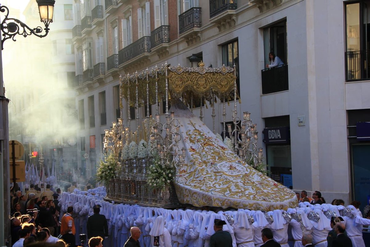 fernandonm93's tweet photo. Martes de Virgen del Rocío, Martes de NOVIA DE MÁLAGA!!! @RociodeMalaga https://t.co/4heLyABE0g