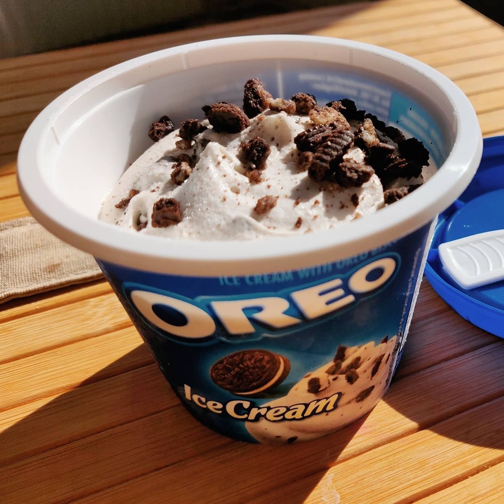 Shadowelf's tweet photo. Am heutigen #EisBattleDienstag ein Oreo-Eis 🍨
.
#Omnomnom #Eis #Oreoeis #Eisliebe #Oreo #HomeOffice #HomeOfficeLife #Eispause #Sonnenlicht #EisWetter #GutesLeben https://t.co/kS52Iw1jxn https://t.co/FDsSaOd0jM