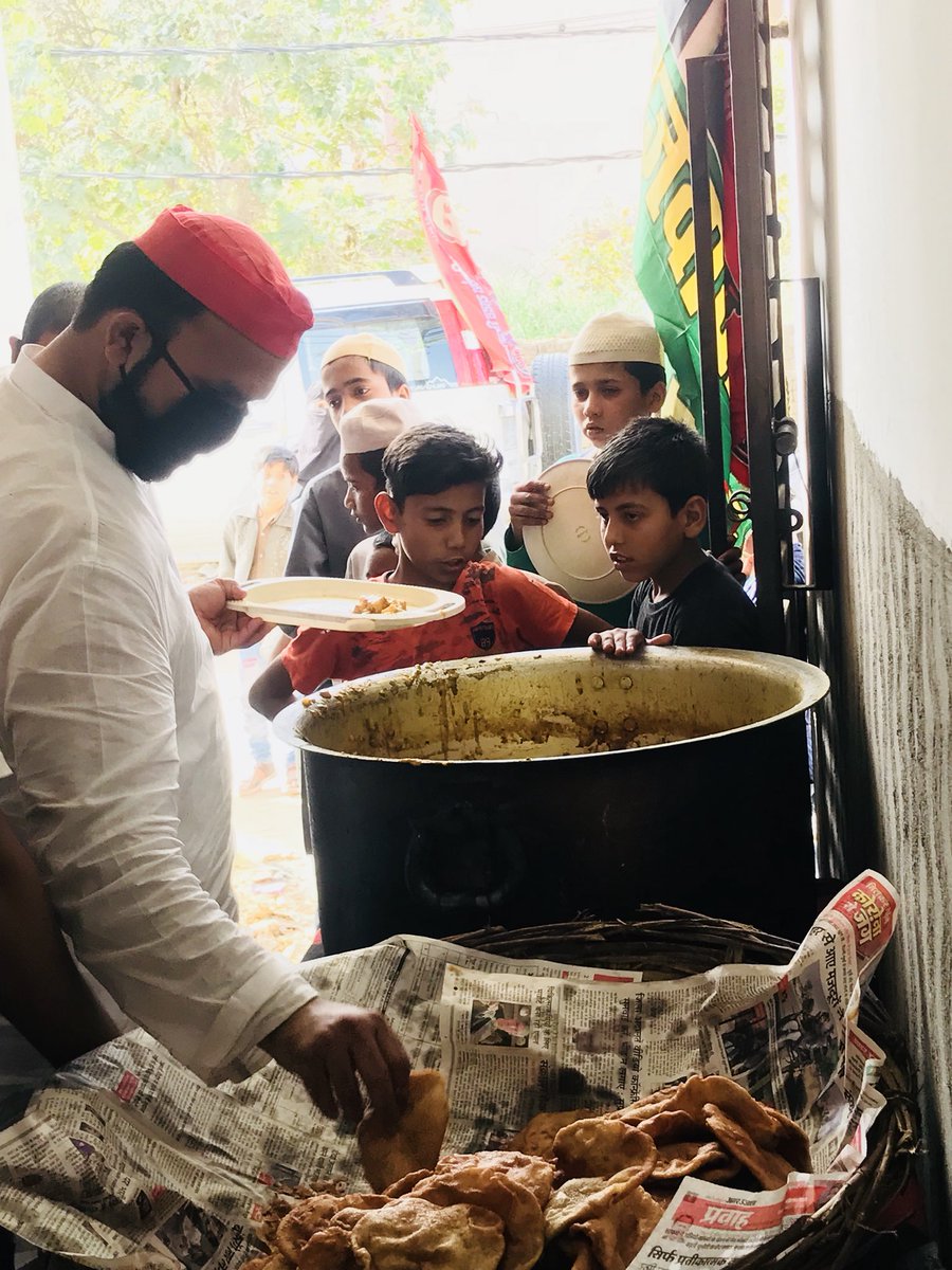suhailC79870701's tweet photo. #sbke #akhilesh Meerut
समाजवादी पार्टी के राष्ट्रीय अध्यक्ष आदरणीय अखिलेश यादव जी के निर्देश अनुसार आज फिर लगातार 12 वे दिन समाजवादी पार्टी युवज़न सभा के पूर्व ज़िला अध्यक्ष जानू चौधरी जी द्वारा राशन वे खाना भंडारा वितरण जारी है https://t.co/HrfCCgtpCJ