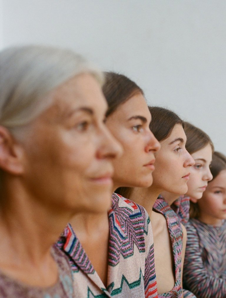 Carlota Guerrero (1989)L'univers de cette photographe et directrice artistique espagnole est lumineux et apaisé. Ses images évoquent la féminité, la nature, faisant parfois référence à l'histoire de l'art. L'univers de la scène est également très présent dans ses compositions.