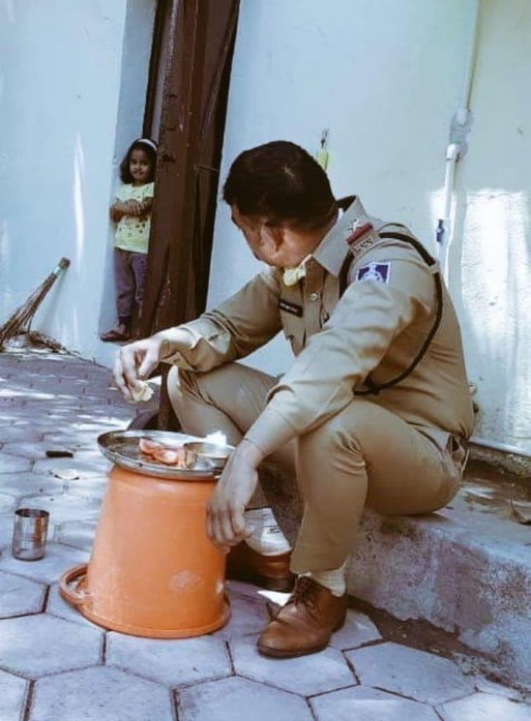 BRSHarish's tweet photo. సరిహద్దుల్లో సైనికులు మనకోసం ఎలాంటి కష్టాలు అనుభవిస్తున్నారో చూడనివాళ్లు ఈ దృశ్యాలు చూస్తే చాలు. విధి నిర్వహణలో మన తెలంగాణ పోలీసులు యావత్ దేశానికే ఆదర్శంగా నిలుస్తున్నారు. వారి త్యాగాలకు మనం ఇవ్వగలిగిన గౌరవం, ఇంటిపట్టునే ఉండి లాక్ డౌన్ ను విజయవంతం చేయడం. వారికి నా శాల్యూట్! https://t.co/m81aIe8ZYN