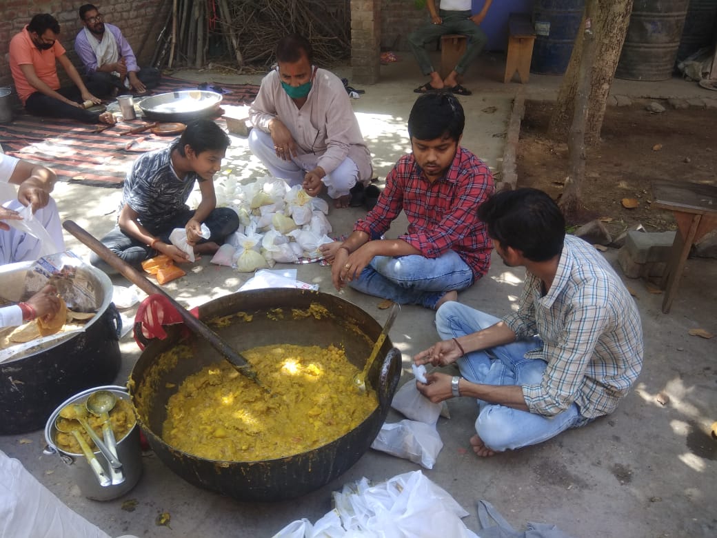 MayankT49754463's tweet photo. #COVID-19 जैसी महावारी के चलते लोकडाउन के कारण अखिल भारतीय विद्यार्थी परिषद के आयाम #एसएफडी के माध्यम से जरूरतमंद लोगों के लिए जिला फिरोजाबाद के शिकोहाबाद में सहायता रसोई चलाई जा रही है आज फिर से कार्यकर्ताओं ने भोजन पैकेट बनाकर वितरित किया ।
#abvpbraj
#abvpsfd @abvpbraj https://t.co/D3mJYuV4RX