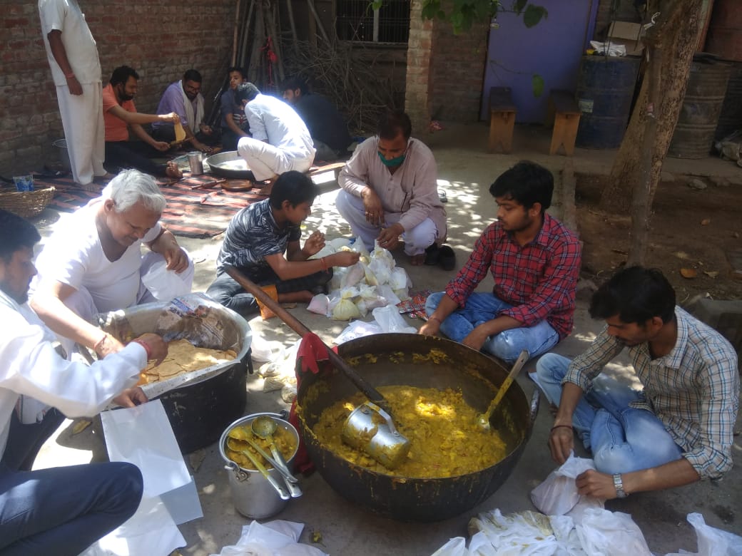 MayankT49754463's tweet photo. #COVID-19 जैसी महावारी के चलते लोकडाउन के कारण अखिल भारतीय विद्यार्थी परिषद के आयाम #एसएफडी के माध्यम से जरूरतमंद लोगों के लिए जिला फिरोजाबाद के शिकोहाबाद में सहायता रसोई चलाई जा रही है आज फिर से कार्यकर्ताओं ने भोजन पैकेट बनाकर वितरित किया ।
#abvpbraj
#abvpsfd @abvpbraj https://t.co/D3mJYuV4RX