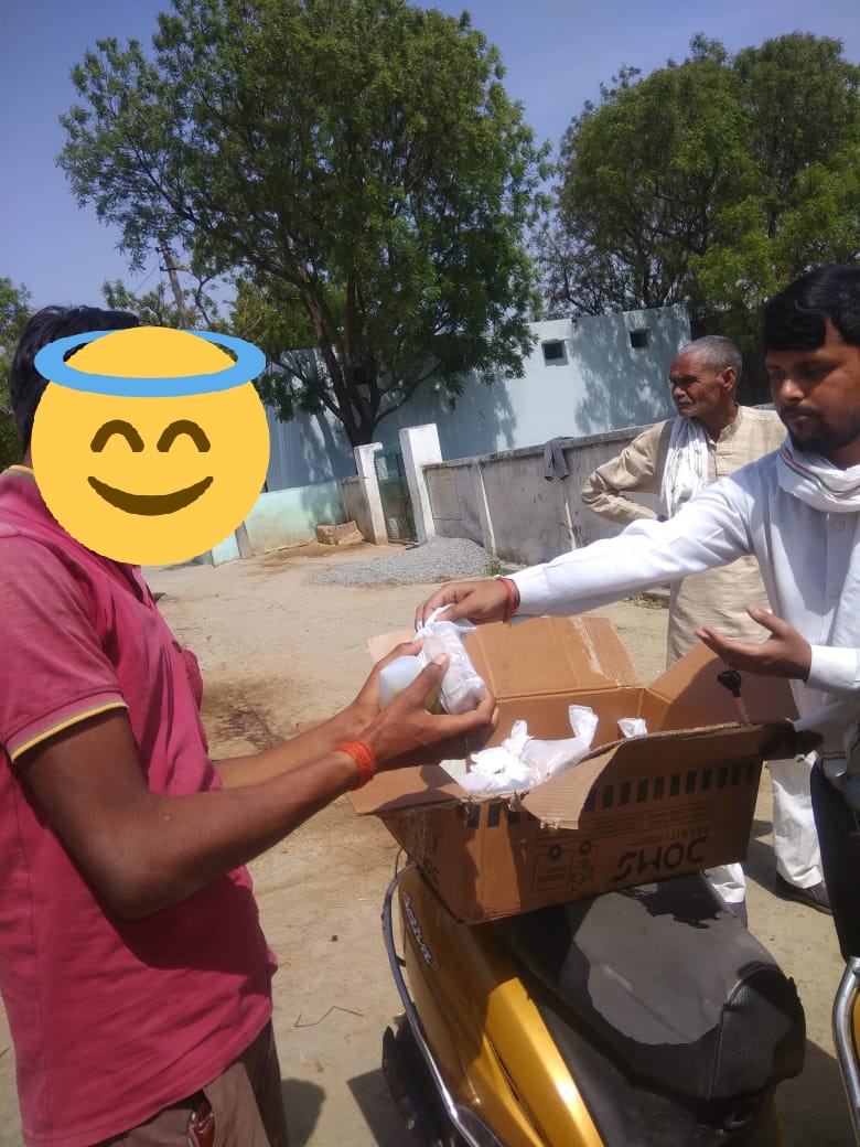 MayankT49754463's tweet photo. #COVID-19 जैसी महावारी के चलते लोकडाउन के कारण अखिल भारतीय विद्यार्थी परिषद के आयाम #एसएफडी के माध्यम से जरूरतमंद लोगों के लिए जिला फिरोजाबाद के शिकोहाबाद में सहायता रसोई चलाई जा रही है आज फिर से कार्यकर्ताओं ने भोजन पैकेट बनाकर वितरित किया ।
#abvpbraj
#abvpsfd @abvpbraj https://t.co/D3mJYuV4RX