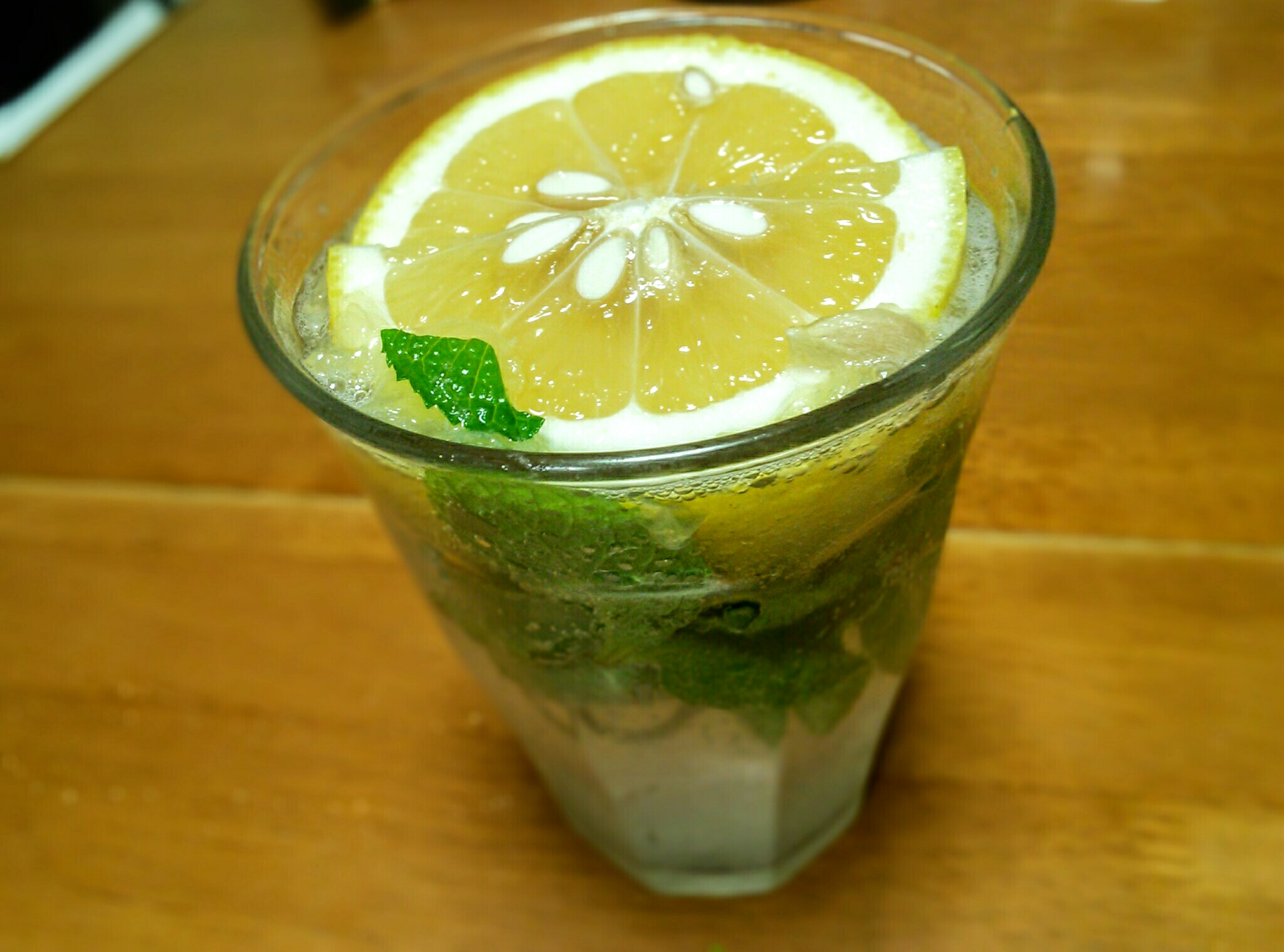 うーさん この前 お店のノンアルコールのモヒートが 美味しかったから自宅でも作ってみた モヒートです お店の味とは違うけど これはこれで いいものに ノンアルコール モヒート ミント 日向夏 T Co 4tlr0eptx3 Twitter