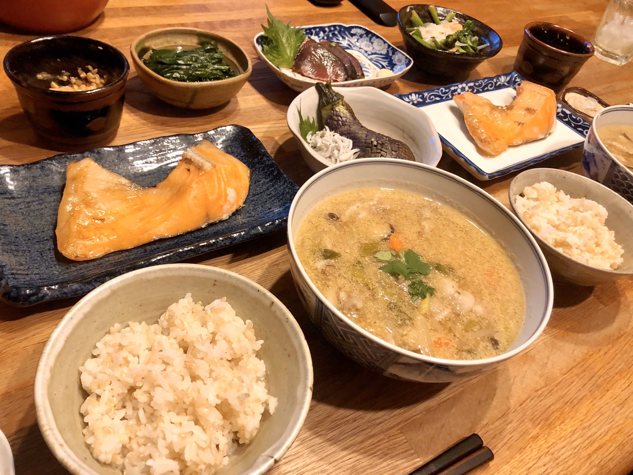 おりえ 今夜は考えずに作れるもので夕飯にした 胡麻豚汁定食 にしたよ 合わせたのは玄米 鮭カマ ひきわり納豆 ほうれん草のお浸し しらす添え 茄子の揚げ浸し 鰹のタタキ イカポン酢 おりえ 今夜は考えずに作れるもので夕飯にした 胡麻豚汁定食 にしたよ 合わせたのは玄米 鮭カマ ひきわり納豆 ほうれん草のお浸し しらす添え 茄子の揚げ浸し 鰹のタタキ イカポン酢