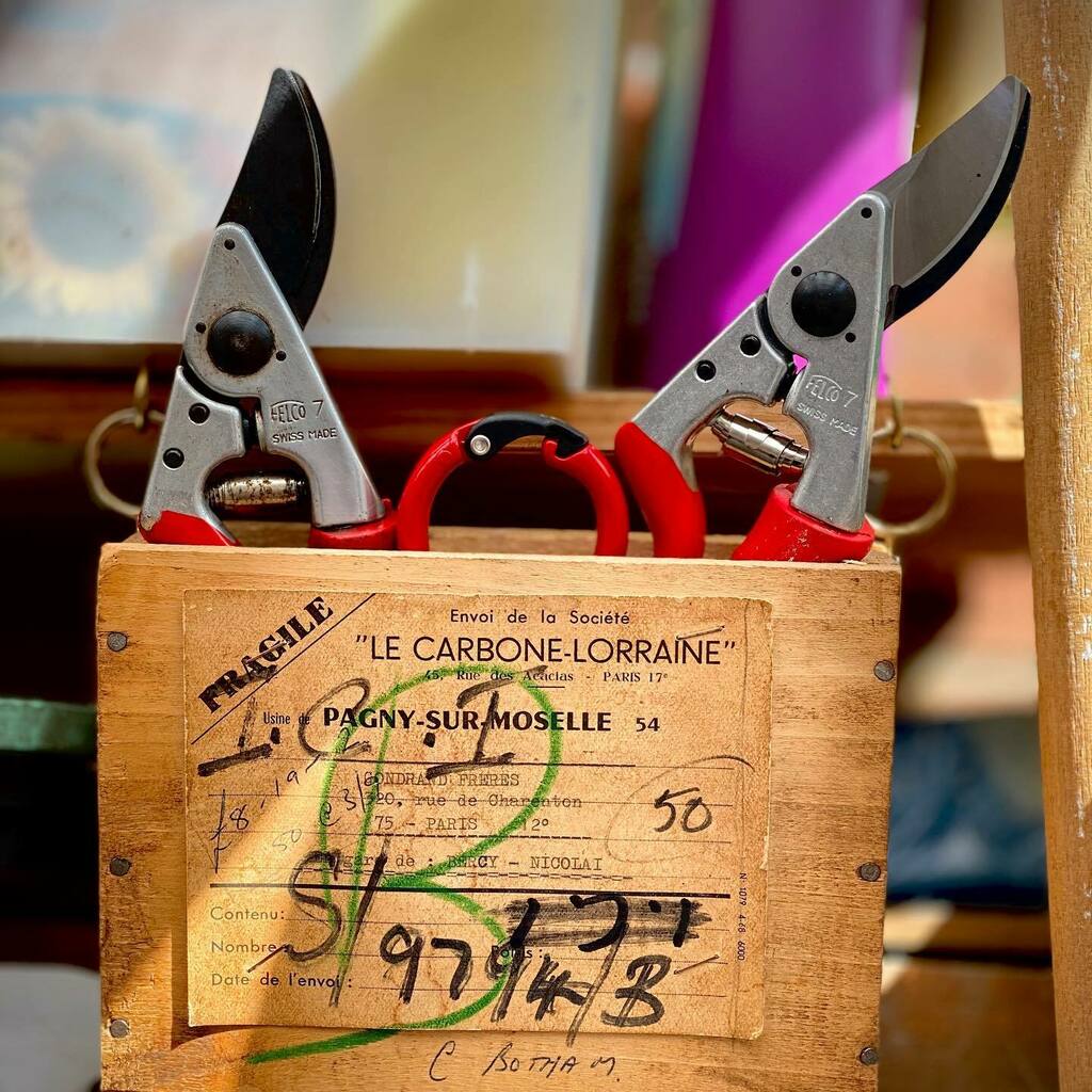 chphotos_'s tweet image. The social isolation and staying at home has us focused on all those jobs we just never had time to complete. for instance I’ve just made a @felco_official ✂️ docking station from an old laboratory box I’ve had for years 🤣 ✂️ #kitchengarden #kitcheng… instagr.am/p/B-rtDgkBnwu/