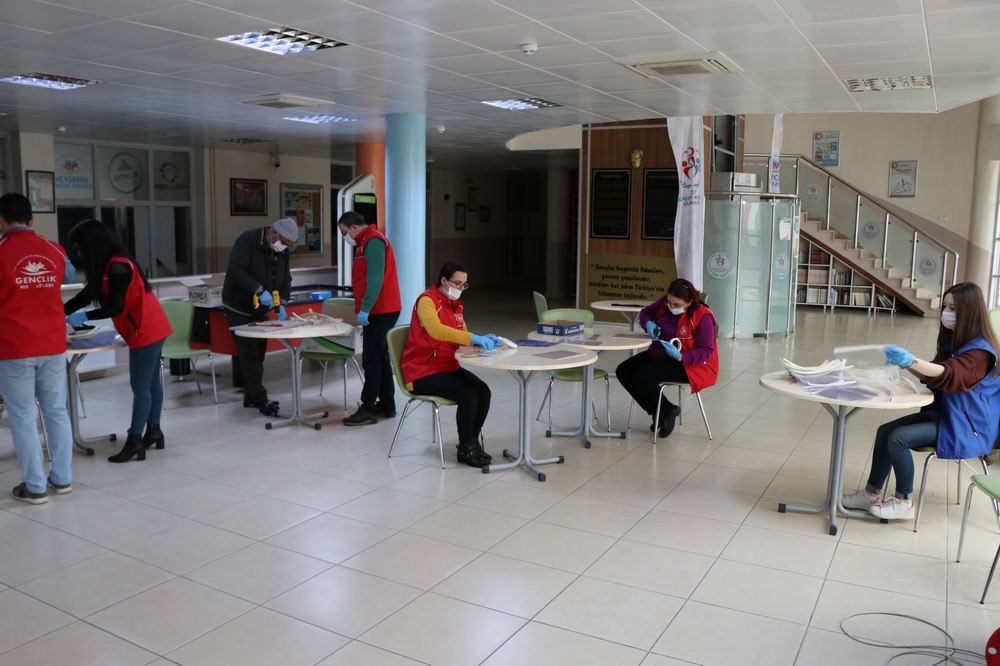 Nevşehir Gençlik ve Spor ailesi olarak Sağlık,Emniyet ve İtfaiye çalışanlarımıza destek olmak amacıyla siper maske yapmak için emek veren tüm arkadaşlarıma teşekkür ediyorum.
#BizBizeYeterizTürkiyem  🇹🇷 
#EvdeKalNevşehir