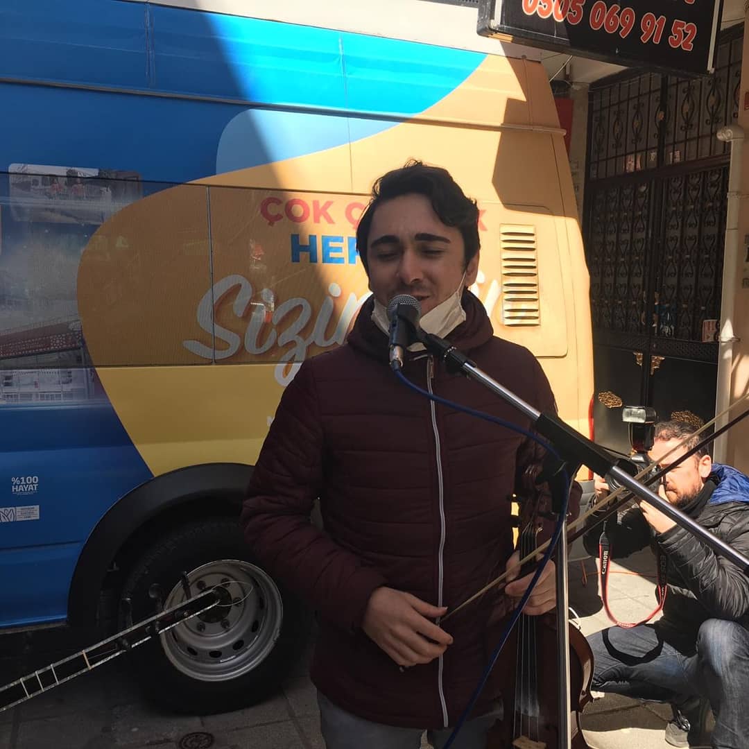 ESEV "Moral Timi" ekibi olarak Esenler'in sokaklarında #EvdeKalEsenKal çağrılarına uyan vatandaşlarımıza müzik dinletisi gerçekleştirdik.
Siz de 0212 611 85 62 telefon numarasını arayarak içinde bulunduğumuz bu zor günlerde Moral Timi Gönüllüsü olabilirsiniz.