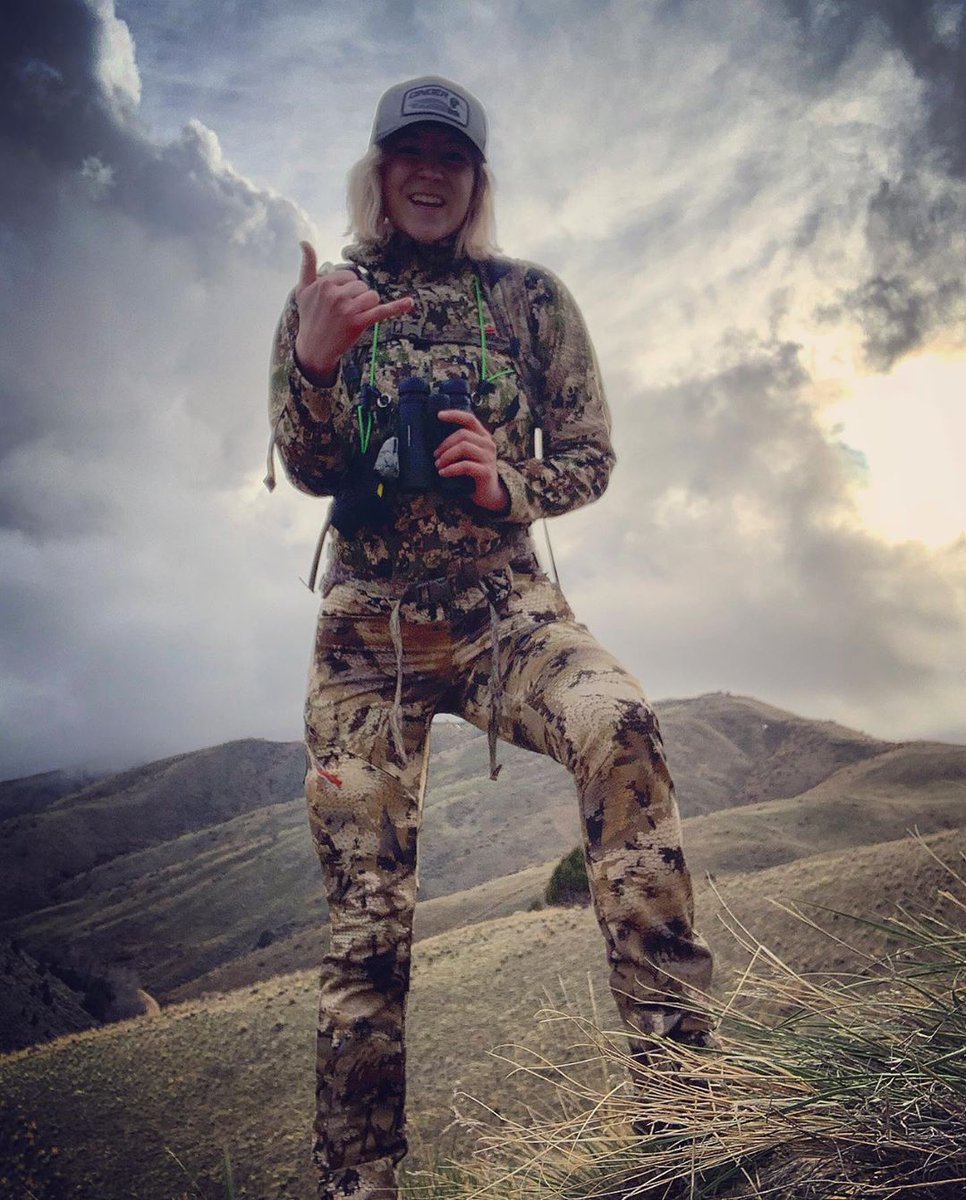 Cindergear's tweet photo. @kelsie_conard Socially distancing. https://t.co/vGMR3h2hzZ
