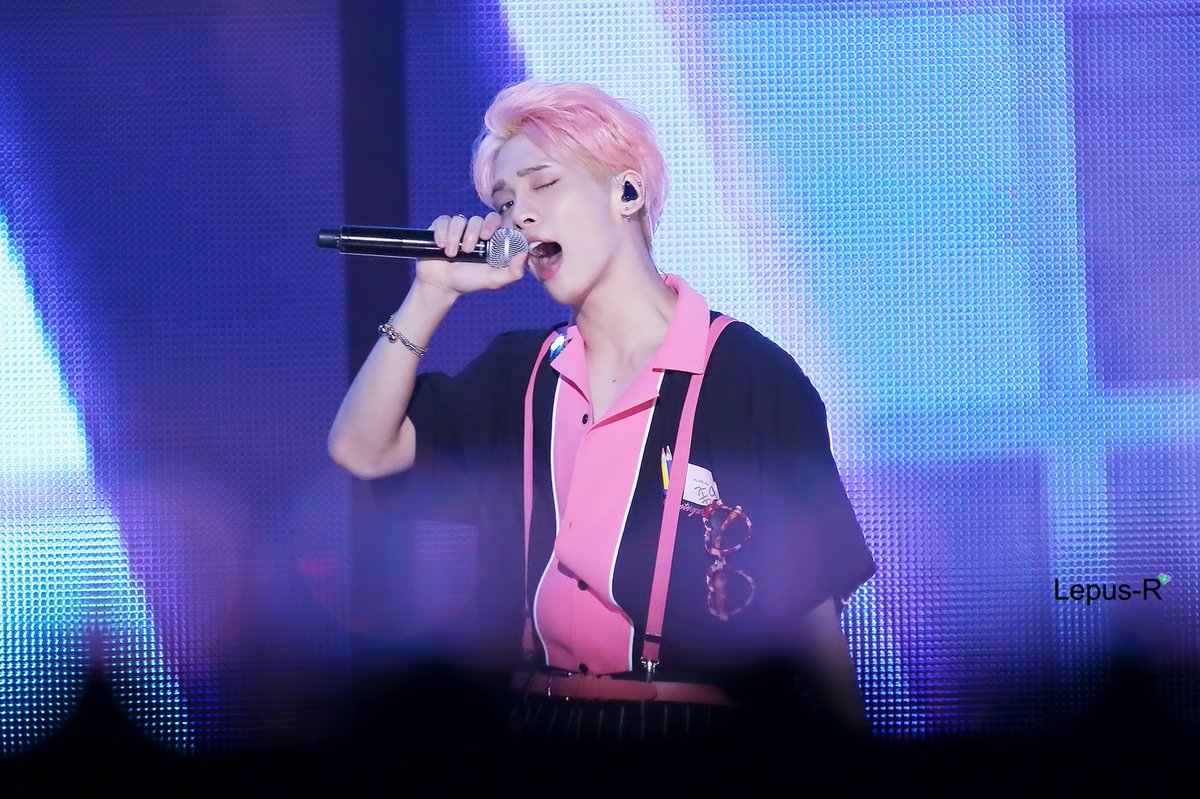 he sings with all his heart and emotions~  #4월의_종현이는_언제나_빛이나 #happyjonghyunday