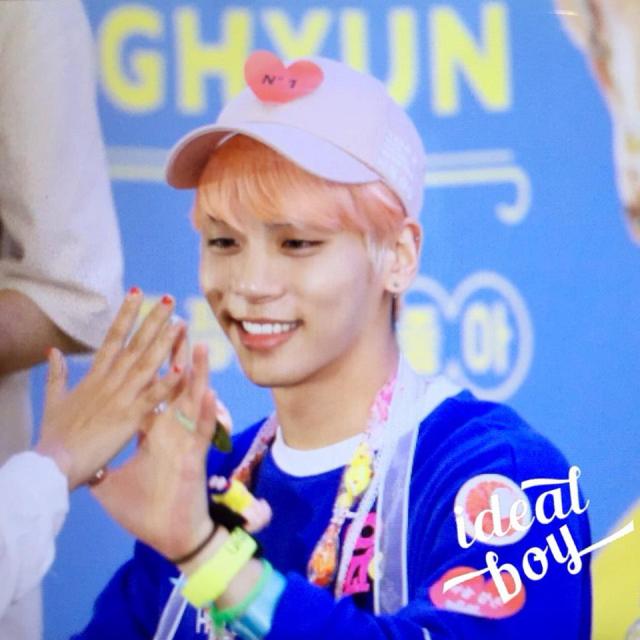 jjonghyunbot's tweet photo. 🧁🌨️💌
#4월의_종현이는_언제나_빛이나 https://t.co/HhAzhXRSHr