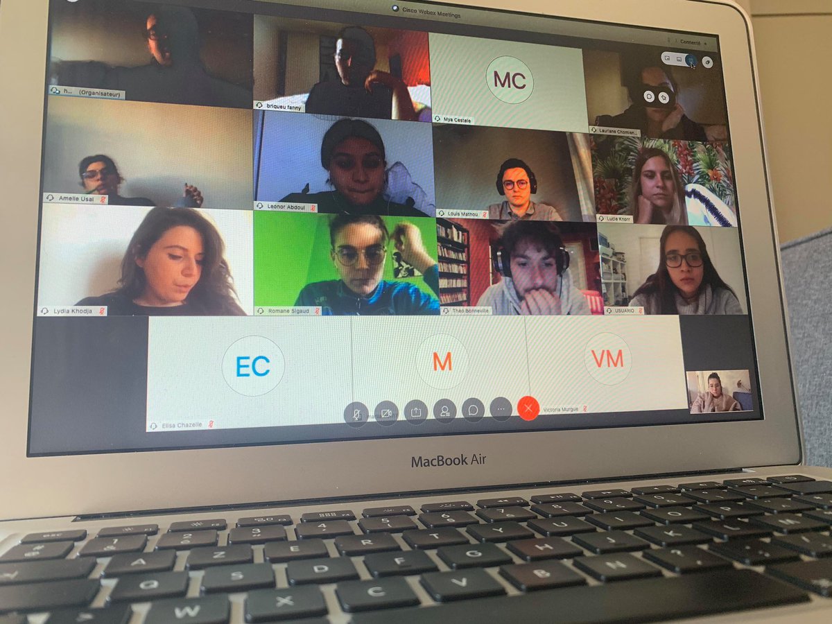 ComvousL3's tweet photo. 🤝On ne perd pas le lien, même en cette période de confinement ! Réunion d’équipe pour évoquer nos projets 👀 #comvous #webradio #teletravail #reunion https://t.co/5LZDBXpJw6