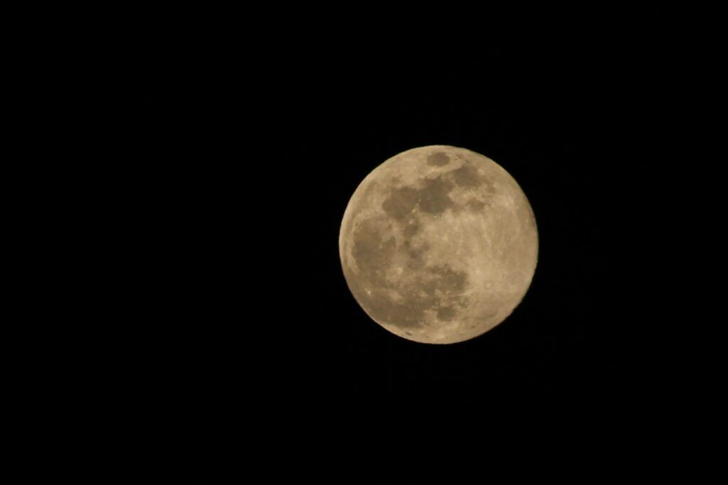 sunjournal's tweet photo. Tonight’s #supermoon, biggest and brightest of year, won’t be in #quarantine https://t.co/luNqSgrTFI 🌑 #MEwx https://t.co/4Wtk7jAqmK