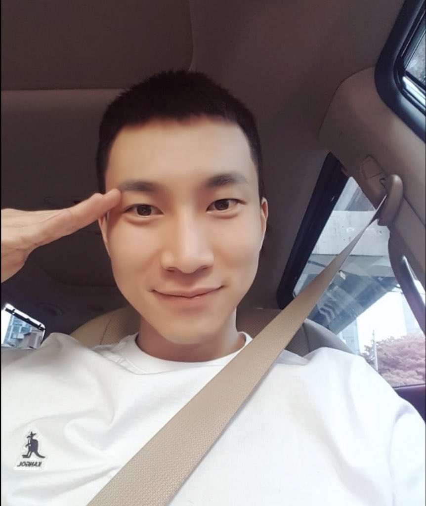 yejiapshai's tweet photo. 200407 

THE REAL GLOW UP ✨ — From No. 65 Training Soldier Seo Eunkwang to Sergeant Seo Eunkwang. 

YOU MADE US PROUD, @BTOB_SEKwang 💙 Welcome back!!! 🥳 yejiapsa~~

#OurSilverLightIsBack
#내사람_은광아_보고싶었어 https://t.co/95u1nSnS1c