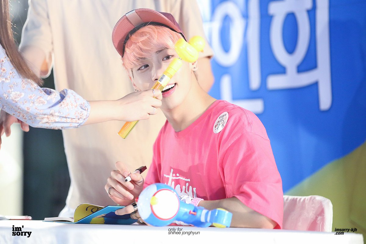 Jonghyun is so cute, look at him playing with soap bubbles like this  #4월의_종현이는_언제나_빛이나 #happyjonghyunday