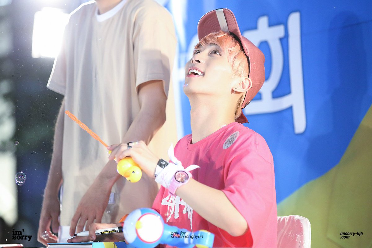 Jonghyun is so cute, look at him playing with soap bubbles like this  #4월의_종현이는_언제나_빛이나 #happyjonghyunday