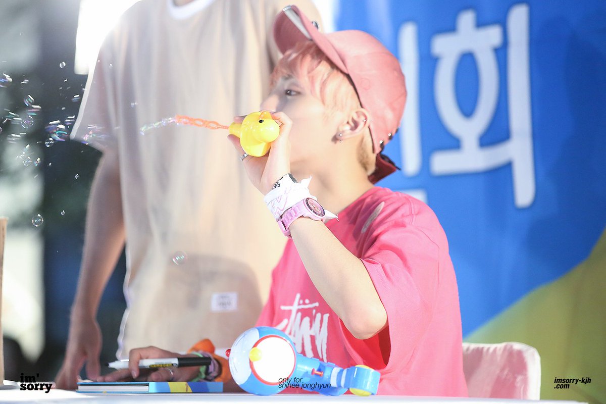 Jonghyun is so cute, look at him playing with soap bubbles like this  #4월의_종현이는_언제나_빛이나 #happyjonghyunday