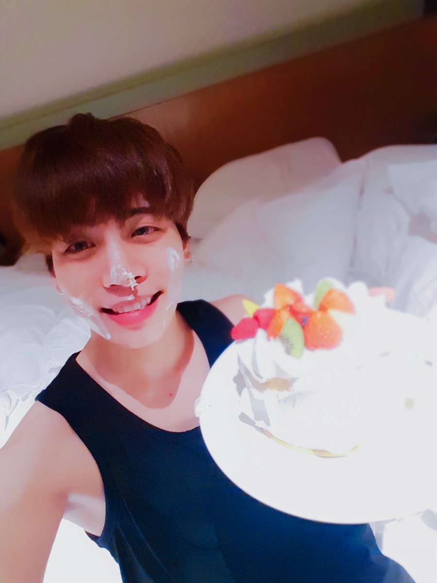 LOVEKIRACO's tweet photo. ジョンくんお誕生日おめでとう🎂💕

みんなのこと心配してるよね…
穏やかで優しい笑顔がすごく恋しくて会いたいな。

今日はきっとジョンくんの素敵な写真がたくさん流れてくるからそれを見て頑張るね✨
癒しと力をありがとう❤

#4월의_종현이는_언제나_빛이나
#happyjonghyunday https://t.co/XeuO1MEfu8