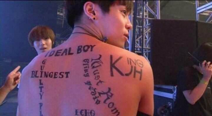 jonghyun writing fansite names as tattoos to show his gratitude towards them
