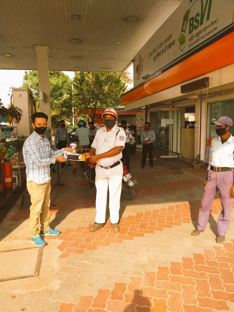 DoSiliguri's tweet photo. Distribution of mask and sanitiser to West Bengal Police at COCO Matigara under Siliguri1 RSA of Siliguri DO. Salute to our brave hearts for working selflessly #HarEkKaamDeshKeNaam #BeyondOil #FightAgainstCOVID19
@IOCRHQ @wb_IndianOil @IndianOilcl  @VigyanKumar https://t.co/2LfKBnWwln