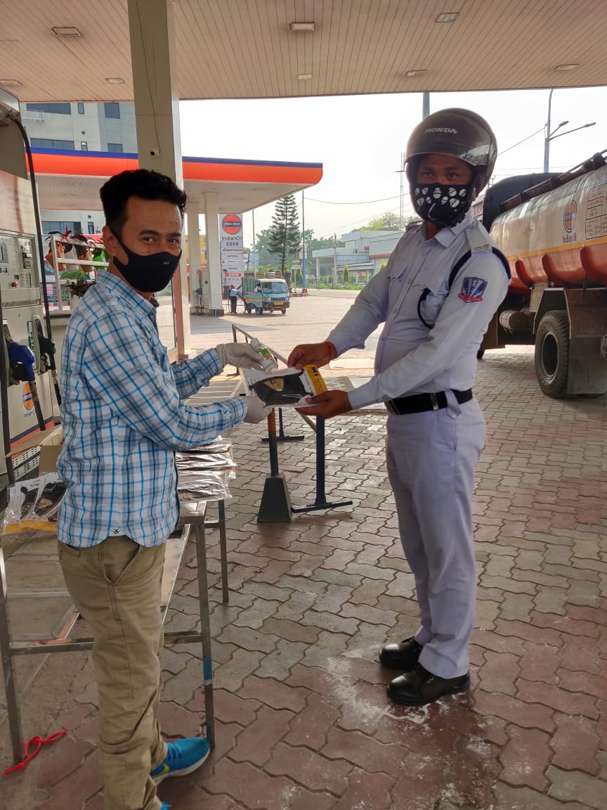 DoSiliguri's tweet photo. Distribution of mask and sanitiser to West Bengal Police at COCO Matigara under Siliguri1 RSA of Siliguri DO. Salute to our brave hearts for working selflessly #HarEkKaamDeshKeNaam #BeyondOil #FightAgainstCOVID19
@IOCRHQ @wb_IndianOil @IndianOilcl  @VigyanKumar https://t.co/2LfKBnWwln